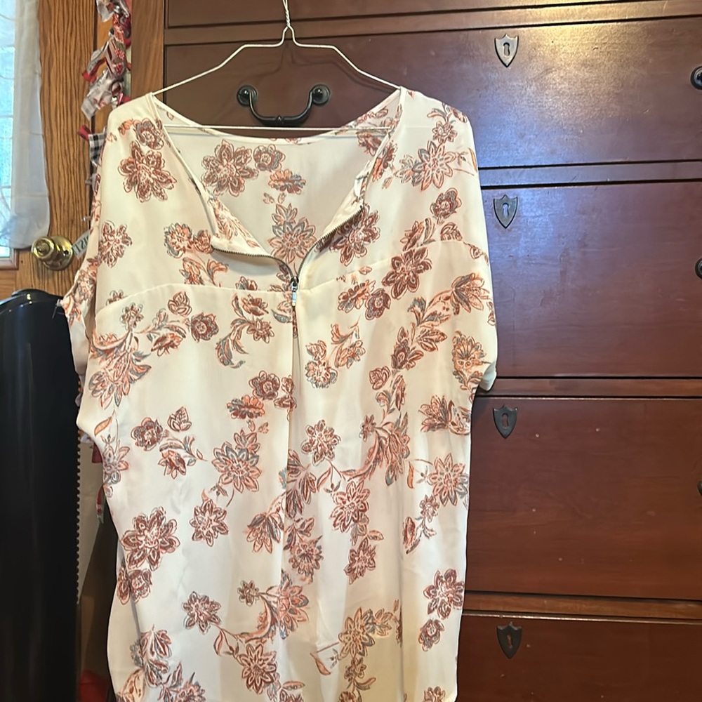A cute floral loose fitted v-neck with zipper at the neck tank